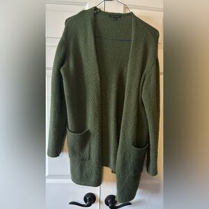 Ladies cardigan sweater by staccato 
Green 
Size medium